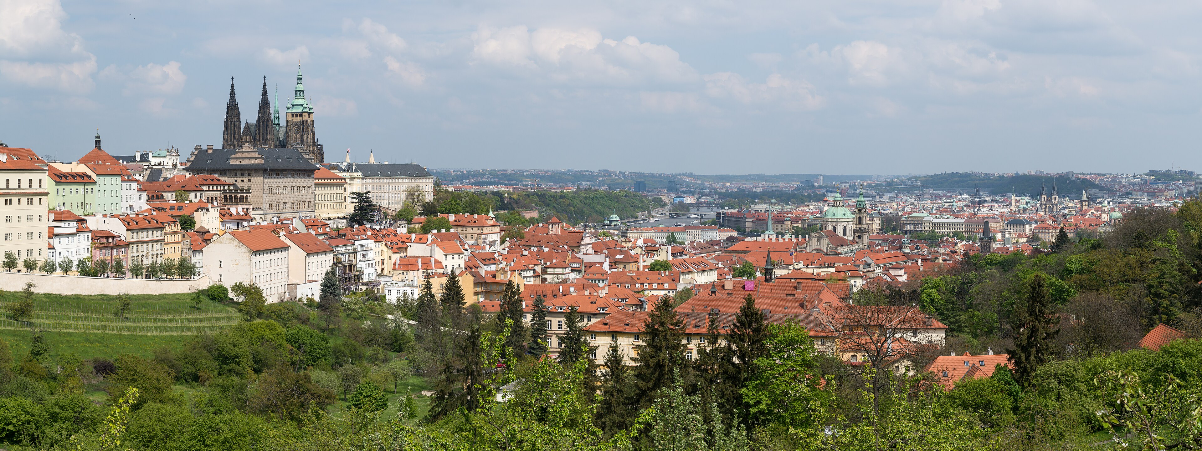 Панорама Праги с Петршинского холма